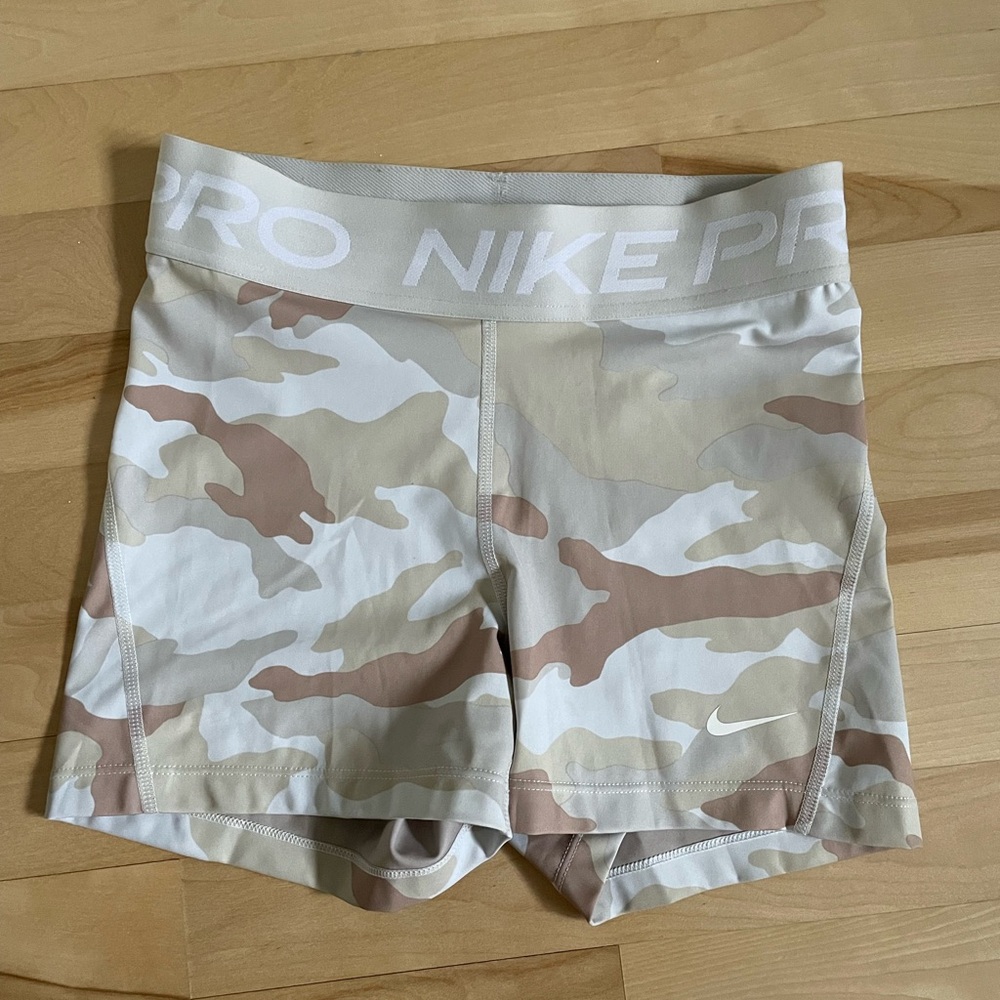 Nike Pro Women's Sculpt dri-fit training short - Tan and Cream camo / inseam 3”